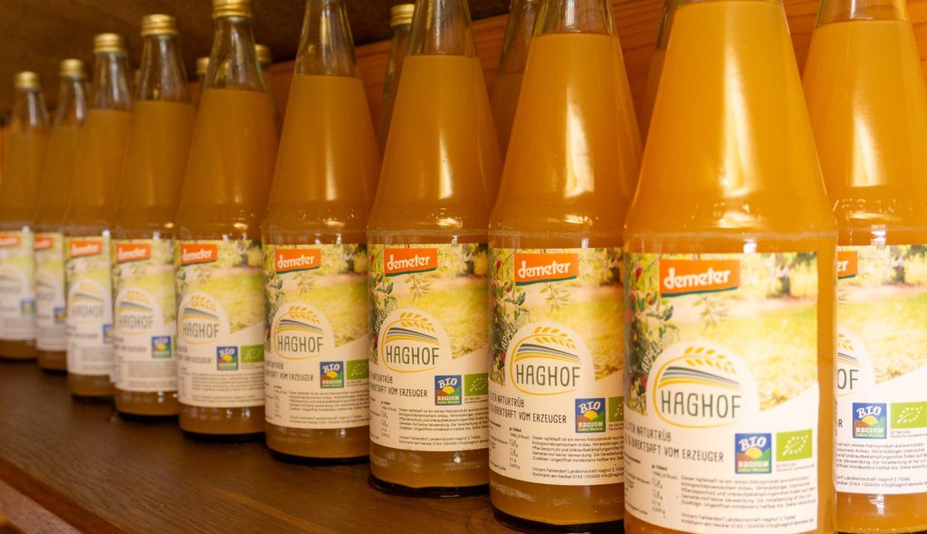 Apfelsaftflaschen mit Haghof-Etikett